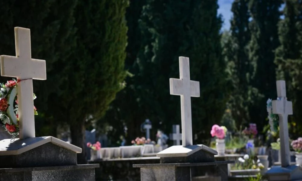 Πρωτοφανές οικογενειακό επεισόδιο πάνω σε τάφο στη Θεσσαλονίκη: Άρπαξε μαρμάρινο σταυρό και χτύπησε τη νύφη του στο κεφάλι